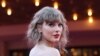 เทย์เลอร์ สวิฟต์ เข้าร่วมรอบปฐมทัศน์ของ Taylor Swift: The Eras Tour ในนครลอสแอนเจลิส แคลิฟอร์เนีย 11 ต.ค. 2023 (รอยเตอร์)