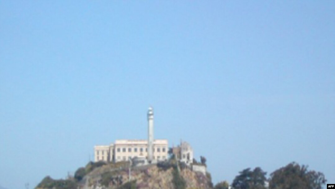 Nhà tù nằm trên đảo Alcatraz, một đảo nhỏ, lạnh lẽo, quanh năm có gió