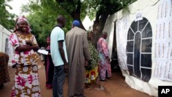 Des Maliennes attendent avant de voter dans un bureau à Bamako, le 29 juillet 2018. 