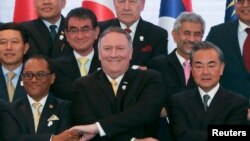 US Secretary of State Mike Pompeo crosses his arms for the traditional 'ASEAN handshake' with Chinese FM Wang Yi and fellow diplomats, during the 26th ASEAN Regional Forum (ARF), Bangkok, Thailand, Aug. 2, 2019.