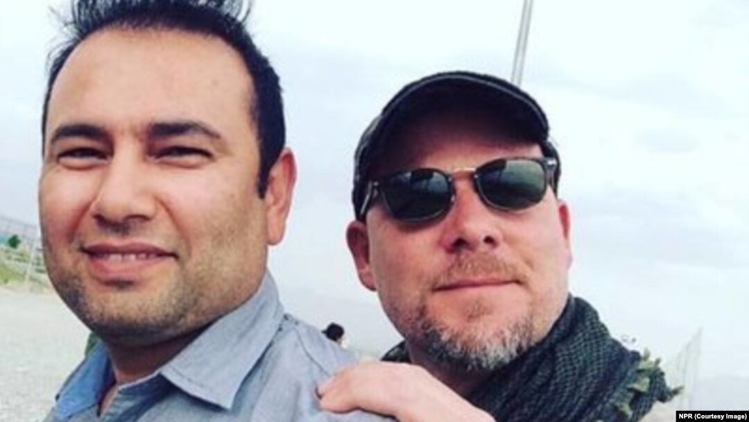 Wartawan AS David Gilkey (kanan) dan penerjemahnya, Zabihullah Tamanna, tewas dalam sebuah serangan di Afghanistan selatan (5/6).