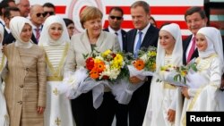 La chancelière allemande Angela Merkel visite un camp turc près de Gaziantep, en Turquie, le 23 avril 2016. 