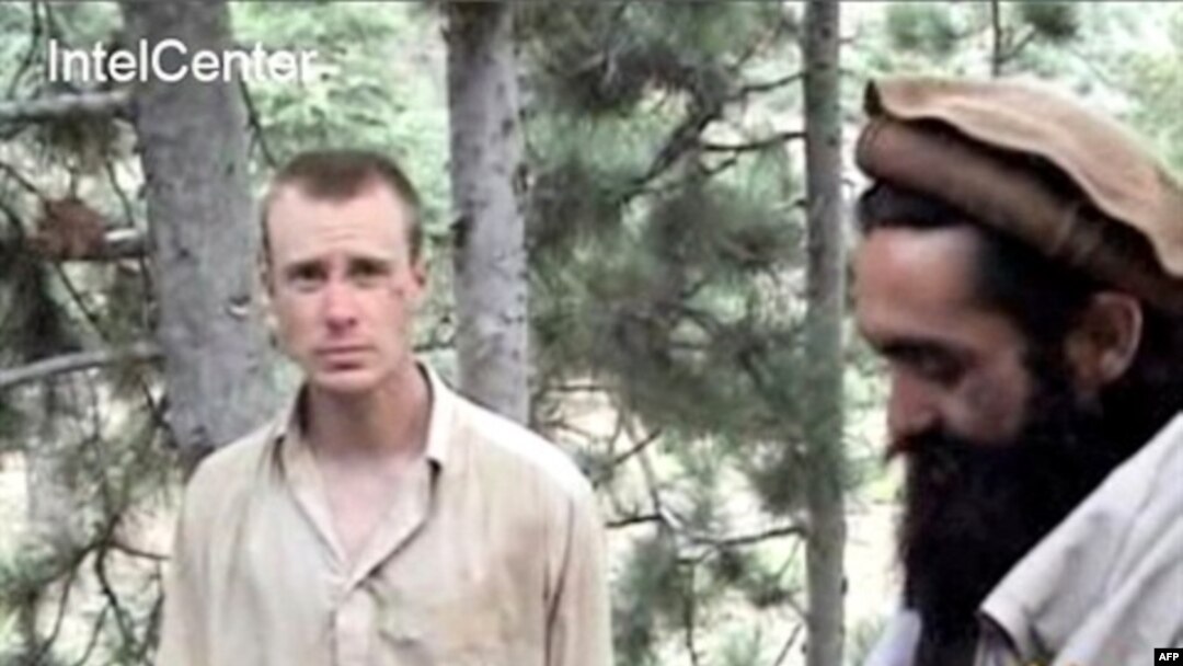 Tentara AS Bowe Bergdahl (kiri) ditangkap pihak Taliban di Afghanistan sejak tiga tahun lalu (foto: dok).