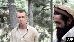 Tentara AS Bowe Bergdahl (kiri) ditangkap pihak Taliban di Afghanistan sejak tiga tahun lalu (foto: dok).