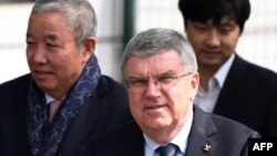 Le président du Comité international olympique, Thomas Bach (avant-plan), à l'aéroport de Beijing, après un vol en provenance de la Corée du Nord, le 31 mars 2018.