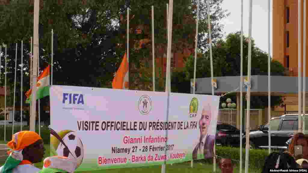 Gianni Infantino est à Niamey pour deux jours, au Niger, le 27 février 2017. (VOA/Abdoul-Razak Idrissa)