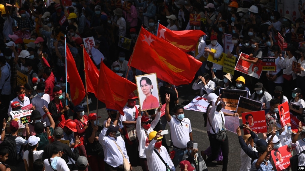 缅甸抗议者们星期三在仰光举行反对军政府的大规模示威活动。（2021年2月17日）