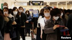27일 서울의 한 백화점에서 마스크를 착용한 시민들이 마스크를 더 구매하기 위해 줄서있다.