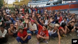 Para nelayan yang berhasil diselamatkan dari perbudakan di Benjina, kepulauan Aru, Indonesia, 4 April 2015 (foto: dok).