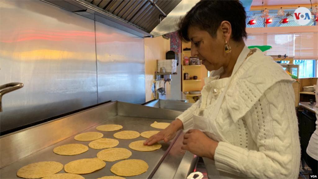 Como una empleada más, Cristina Martínez vela por cada detalle de su restaturante: &quot;Ese extra es lo que ha llevado al éxito a Barbacoa, ese extra de tiempo (...) Cuando estás viendo los cambios en los restaurantes es el toque de la magia de South Philly Barbacoa&quot;. (Foto: Rosa Tania Valdés)