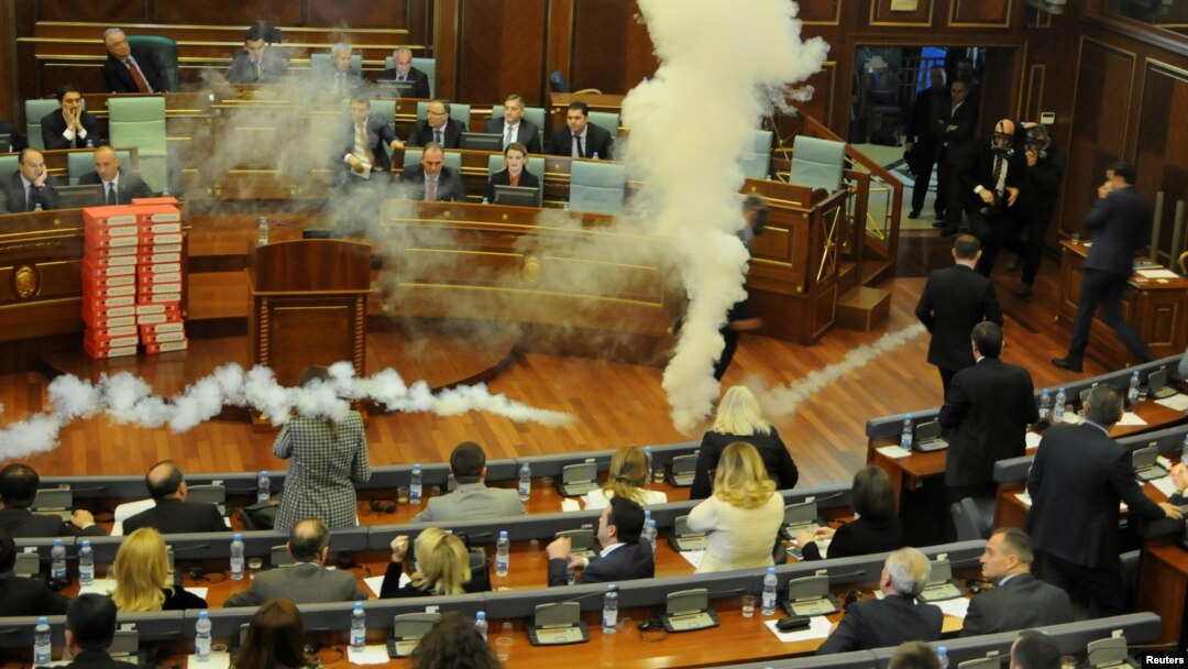 Politisi oposisi Kosovo melemparkan gas airmata ke dalam gedung parlemen untuk mengganggu jalannya sidang di Pristina, Kosovo, 21 Maret 2018.