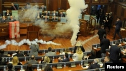 Politisi oposisi Kosovo melemparkan gas airmata ke dalam gedung parlemen untuk mengganggu jalannya sidang di Pristina, Kosovo, 21 Maret 2018.