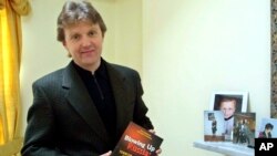 FILE - Alexander Litvinenko, former KGB spy and author of the book "Blowing Up Russia: Terror From Within" photographed at his home in London, May 10, 2002.