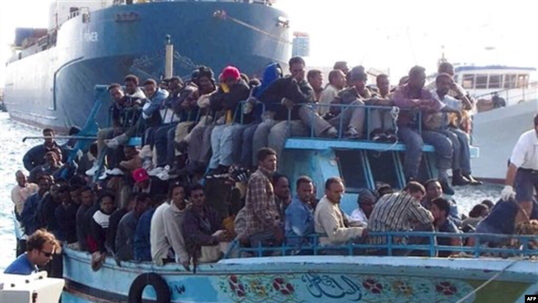 Imigranti iz Severne Afrike na ulasku u Italiju. EU kaže da Libija preti Uniji da će prestati da sprečava ilegalni dolazak imigranata iz severne Afrike u Evropu, ukoliko EU nastavi da podržava proteste protiv vlade