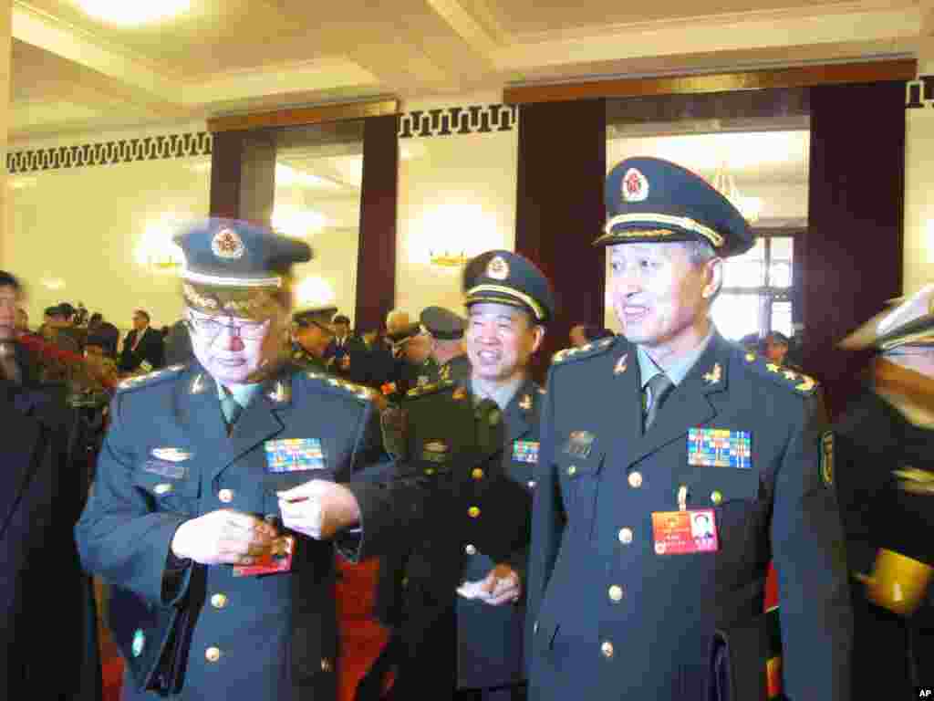 出席“两会”的军队代表