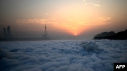 Busa tampak menyelimuti permukaan Sungai Yamuna yang tercemar di New Delhi, India, pada 17 Oktober 2024. (Foto: AFP/Sajjad Hussain)