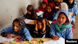 আফগানিস্তানের কাবুলের আশচিয়ানা কেন্দ্রের একটি ক্লাসে আফগান মেয়েরা। ৫ মার্চ, ২০১৯। (ফাইল) 