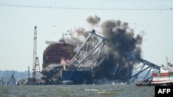 Se realiza la demolición controlada de la sección del puente Francis Scott Key que estaba sobre el portacontenedores Dali en Baltimore el 13 de mayo de 2024.