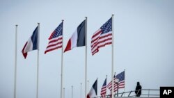 Flamujt amerikanë dhe francezë në aeroportin e Parisit