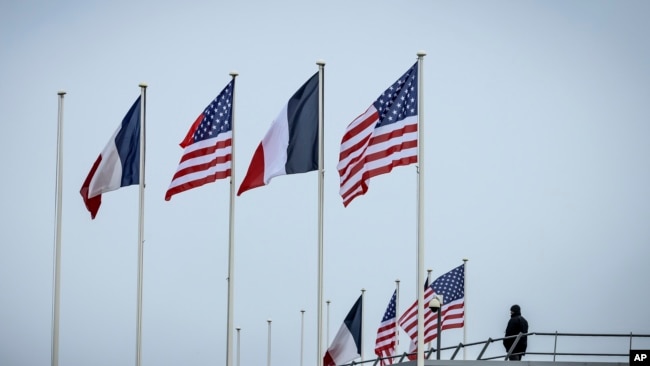 Flamujt amerikanë dhe francezë në aeroportin e Parisit