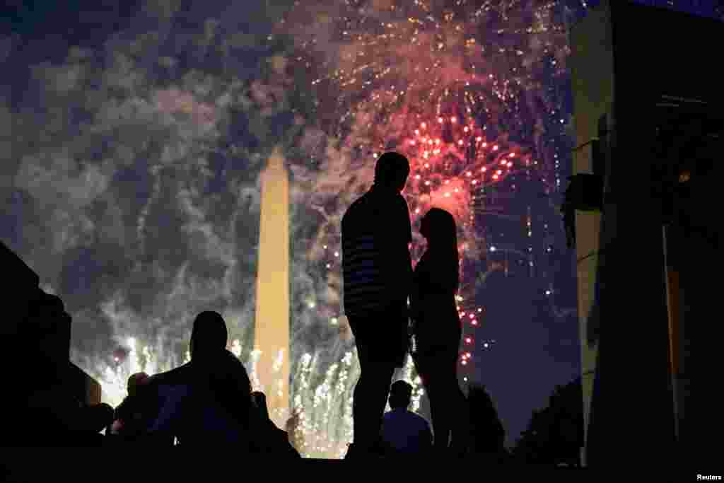 جو لوگ گھروں سے جشن منانے سڑکوں اور پارکوں میں یا ساحل پر نکلے بھی تو انہوں نے انتہائی حفاظتی تدابیر اپنائیں۔ 