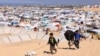 غزہ کی جنگ سے بھاگ کر فلسطینی رفح میں کیمپوں میں مقیم ہیں۔ فوٹو رائٹرز، 8 فروری، 2024