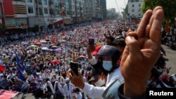 Massa memprotes kudeta militer di Mandalay, Myanmar, 22 Februari 2021. (Foto: Reuters)