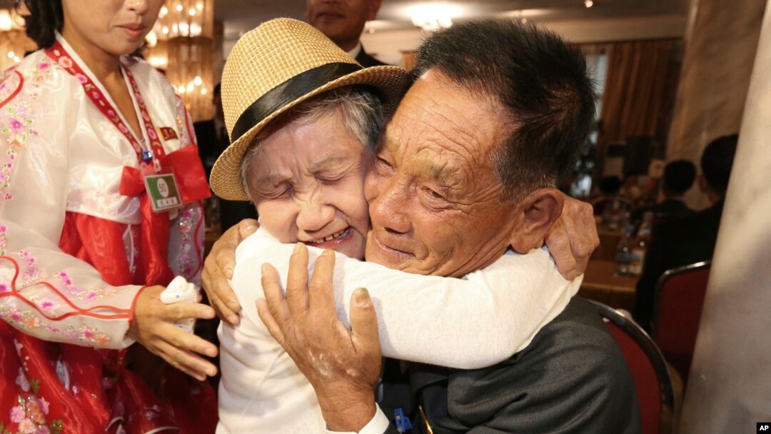 Bà Lee Keum-seom, 92 tuổi, gặp lại con trai Ri Sang Chol, 71 tuổi, sau 68 năm xa cách.