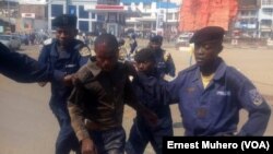 Des policiers arrêtent un homme lors d’une évasion des prisonniers à la prison centrale de Bukavu, Sud-Kivu, RDC, 28 juillet 2017. (VOA/Ernest Muhero)