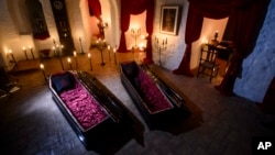 Travel Romania Dracula 's Castle two coffins 