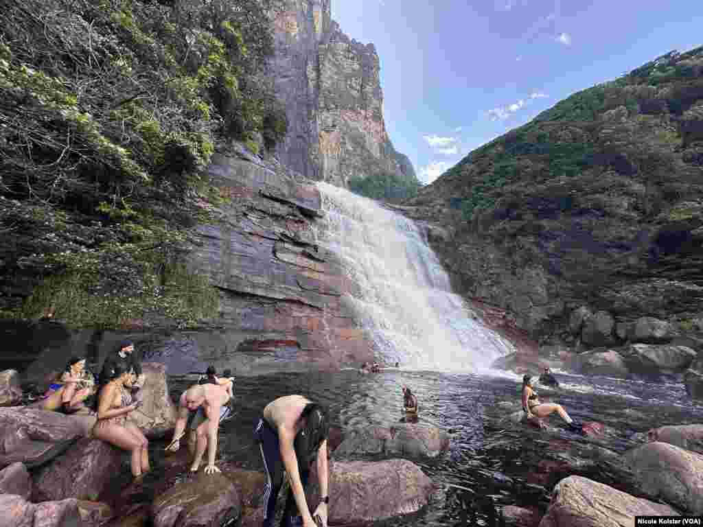 Turistas disfrutan una cascada en el Parque Nacional Canaima, Venezuela