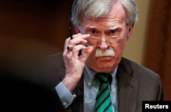 ARHIVA - Bivši savetnik za nacionalnu bezbednost Džon Bolton na sastanku u Ovalnoj kancelariji u Vašingtonu ranije ove godine