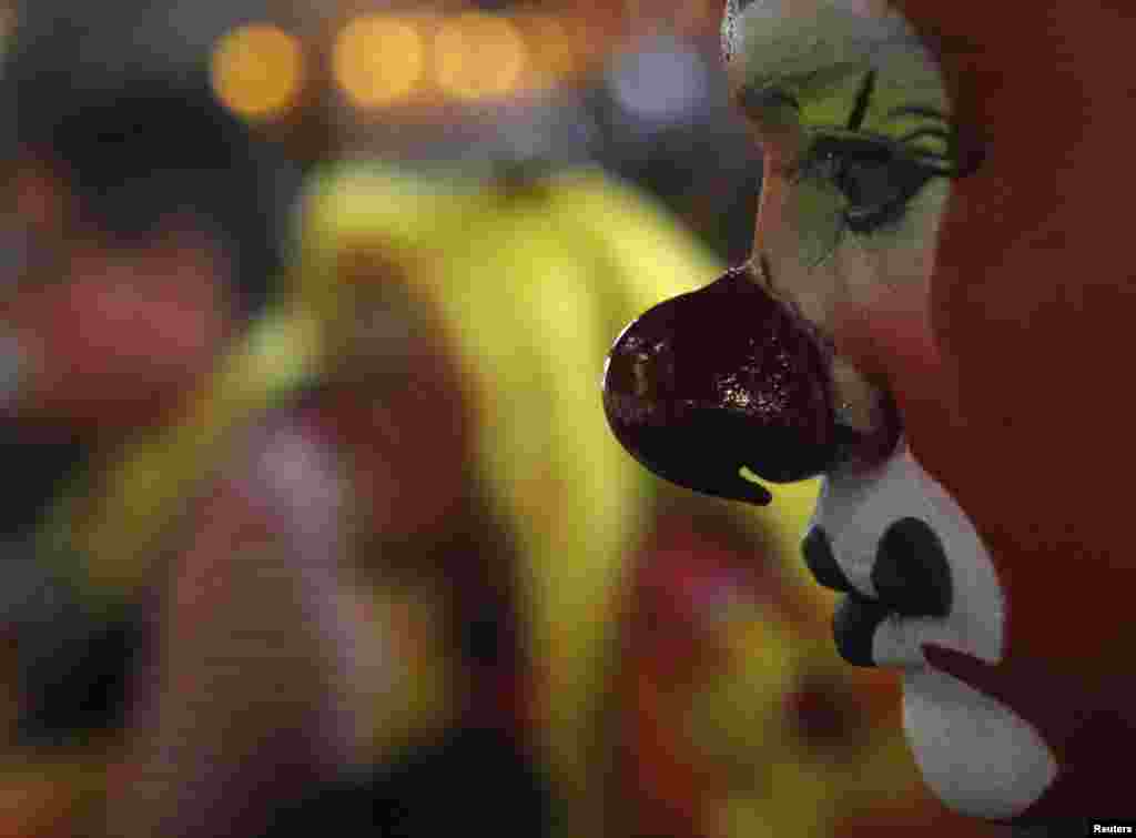 رنگا رنگ ملبوسات کے ساتھ چہروں پر مزاحیہ نقش و نگار بنا کر یہ لوگ گودالوپ دیوی کو خراج عقیدت پیش کرنے جا رہے ہیں۔