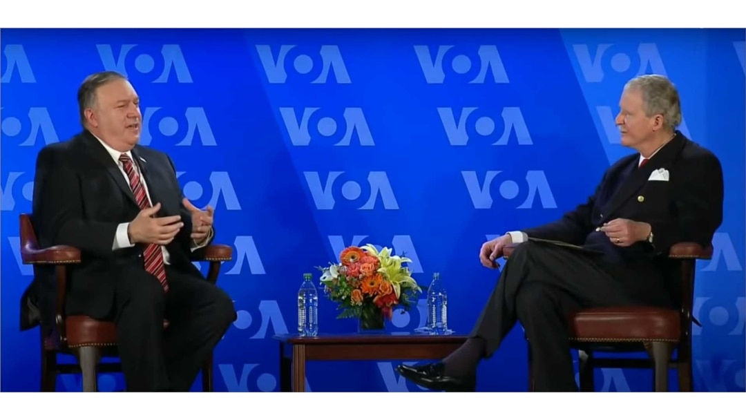Menteri Luar Negeri AS Mike Pompeo dan Direktur VOA Robert Reilly di kantor pusat Voice of America, Washington, Senin, 11 Januari 2021.