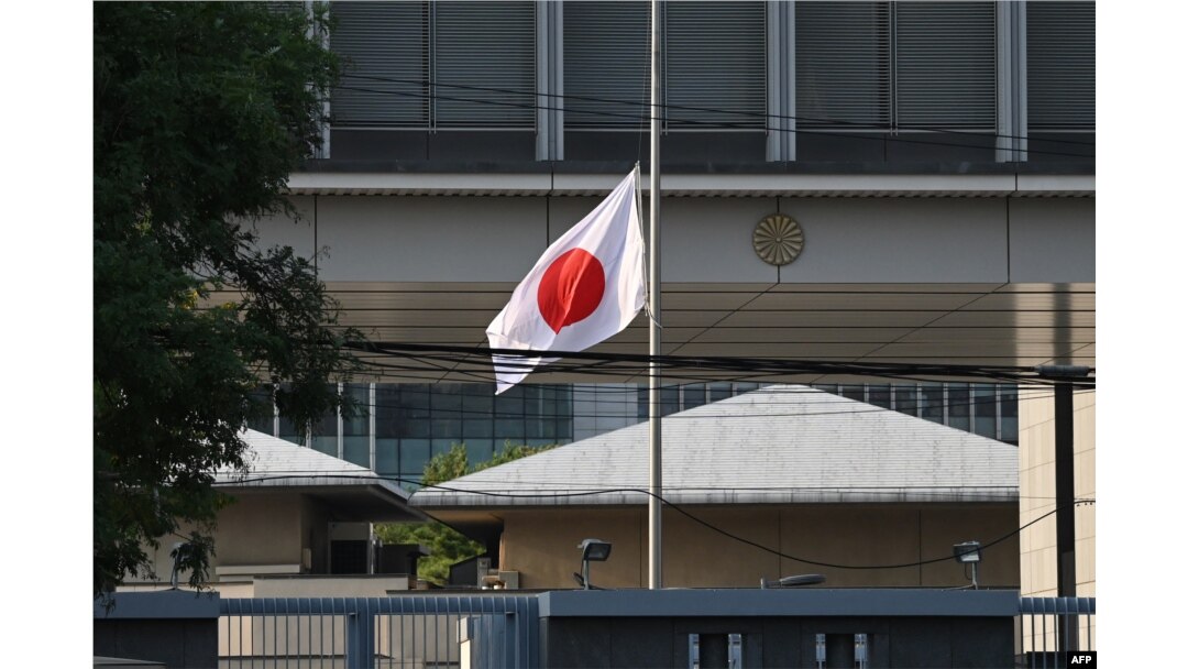 Bendera Jepang berkibar setengah tiang di Kedubes Jepang di Beijing, Kamis, 19 September 2024, usai penikaman yang menewaskan seorang murid Sekolah Jepang di Shenzhen, China. (Foto: Greg Baker/AFP)