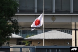 Bendera Jepang berkibar setengah tiang di Kedubes Jepang di Beijing, Kamis, 19 September 2024, usai penikaman yang menewaskan seorang murid Sekolah Jepang di Shenzhen, China. (Foto: Greg Baker/AFP)