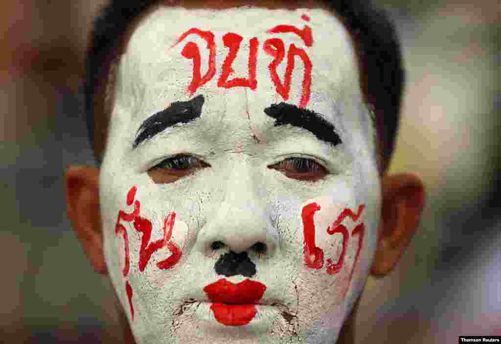 태국 방콕에서 열린 친민주주의 집회에 참가자가 얼굴에 페인트 칠을 했다. 