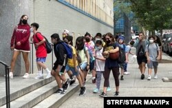 지난 25일 뉴욕시 맨해튼에 있는 사이먼 바루크 중학교 학생들이 마스크를 쓴 채 등교하고 있다.