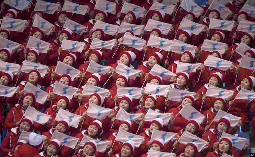2월에 열린 평챵 동계 올림픽에 참석한 북한 응원단이 한반도기를 들고 열띤 응원전을 펼치고 있다.