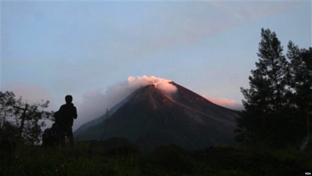 Pejabat AS mengatakan, belum ada rencana membatalkan kunjungan Presiden Obama ke Jakarta, terkait aktivitas gunung Merapi.