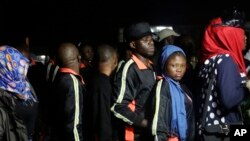 Wasu 'yan Najeriya kenan da aka maido daga kasar Libiya na jira a masu rajister