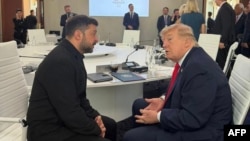Президент України Володимир Зеленський та Президент США Дональд Трамп розмовляють під час саміту G7 у Франції 16 червня 2026 року. Фото: AFP/ Офіс Президента України