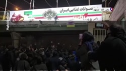 جمعیت انبوه معترضان در مشهد و اقدام برای از کار انداختن دوربین‌های نظارت شهری - پنجشنبه ۱۸ دی