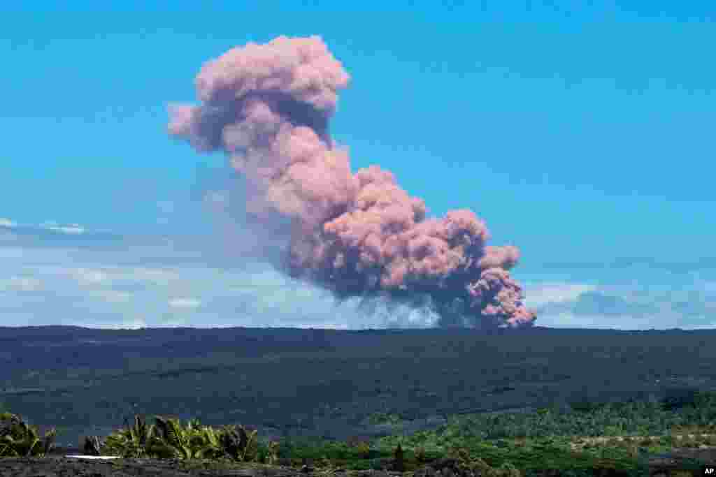 5월 3일 활화산인 킬라우에아 주변에서 규모 5.0의 지진과 여러 차례 여진이 발생한 후 화산이 분화해 연기가 상공에 치솟고 있다.