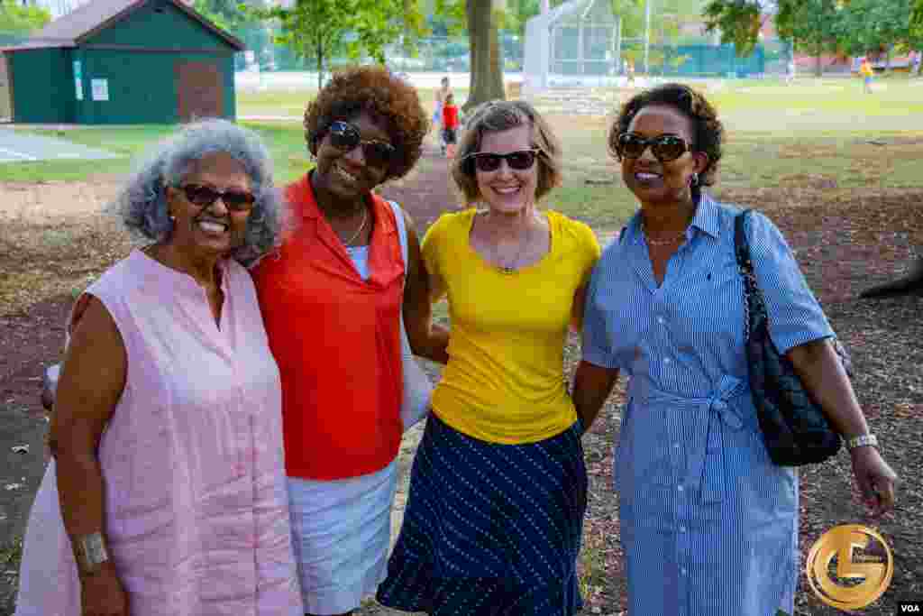 Ma&#39;aikatan Muryar Amurka da iyalansu a filin Quincy Park dake jihar Virginia.