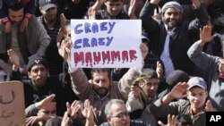 خه‌ڵـکی له‌ شـاری توبرق به‌ بۆنه‌ی ڕزگارکردنی شـاره‌که‌یان له‌ هێزه‌کانی قه‌زافی ئاهه‌نگ ده‌گێڕن، چوارشه‌ممه‌ 23 ی دووی 2011