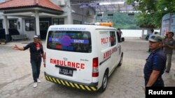 An ambulance carrying a coffin arrives at the ferry crossing to Nusa Kambangan prison at Wijayapura quay, Cilacap, Central Java, Jan. 17, 2015.