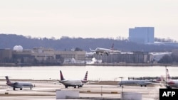 Pesawat milik maskapai American Airlines sedang mendekati landasan untuk mendarat di dekat lokasi tabrakan antara pesawat American Airlines dengan nomor penerbangan 5342 dengan helikopter Black Hawk di atas Sungai Potomac, Washington, 2 Februari 2025. (Foto: Roberto Schmidt/AFP)