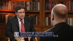 Jonathan Moore flet për Shqipërinë