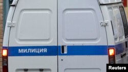 警车驶入莫斯科拘留设施。